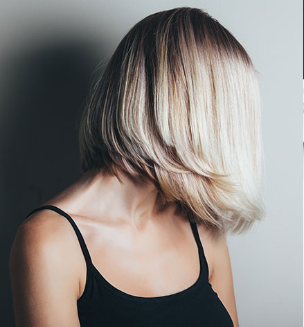 Femme avec une coupe de cheveux courte et blonde