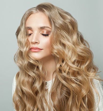 Femme avec une coupe de cheveux dégradé mi-long et mèches blondes