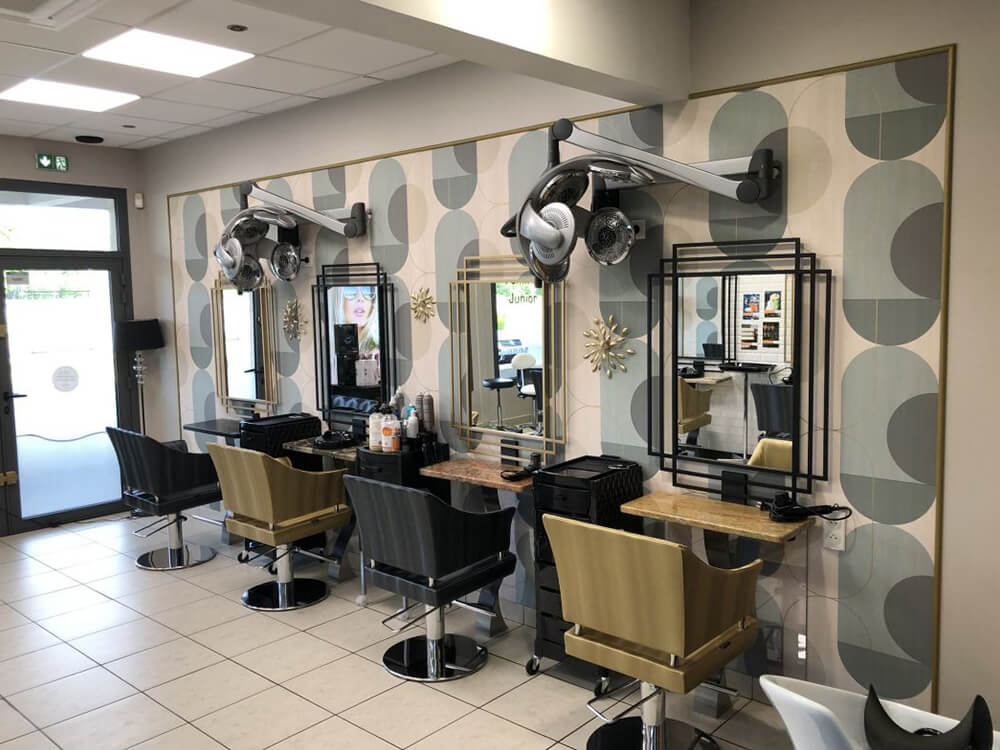 Intérieur salon de coiffure avec des chaises et des miroirs